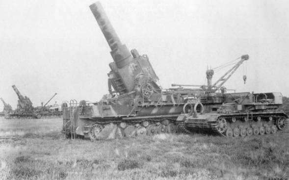 A Munitionsschlepper loading wagon next to a mortar.
