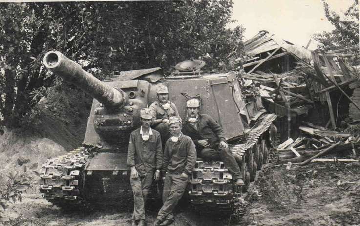 ISU-152 crews beside their vehicle in the exclusion zone.